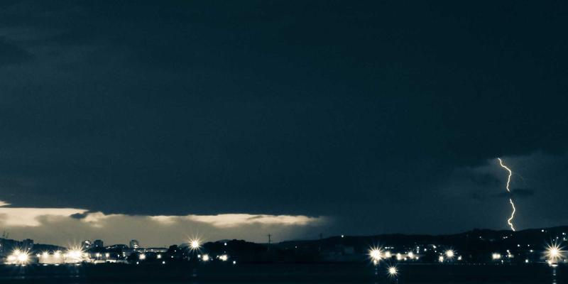 云网络服务 vs 传统本地网络：如何为您的Custom Software Development做出明智选择